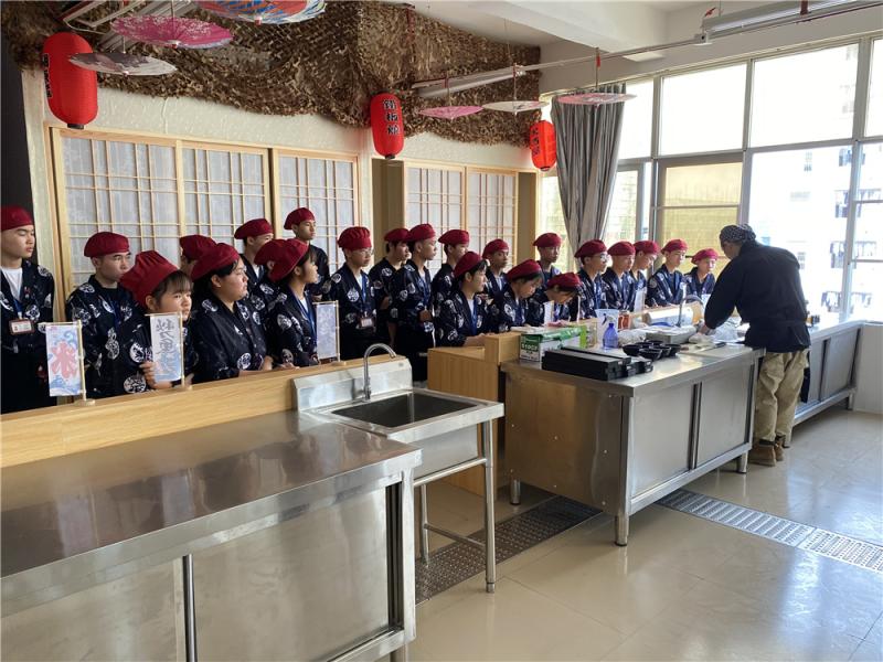 E:\u519c雁玲‚0-2021学年第二学期\u65b0闻稿&#3;月22日‚1.3.19轻工化工学院《轻工化工学院赴广西新闻出版技工学校交流》\u4fee改后的图\u89c2摩日本料理制作课程现场.jpg