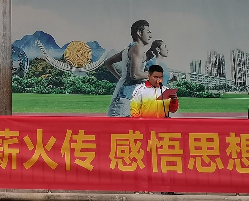 梁荣源同学宣读倡仪书(小尺寸).jpg