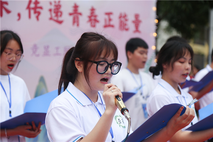 二校区 芳草文学社朗诵.jpg