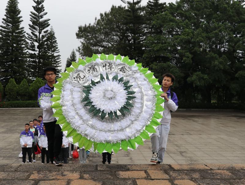 团员代表向烈士碑敬献花圈.jpg