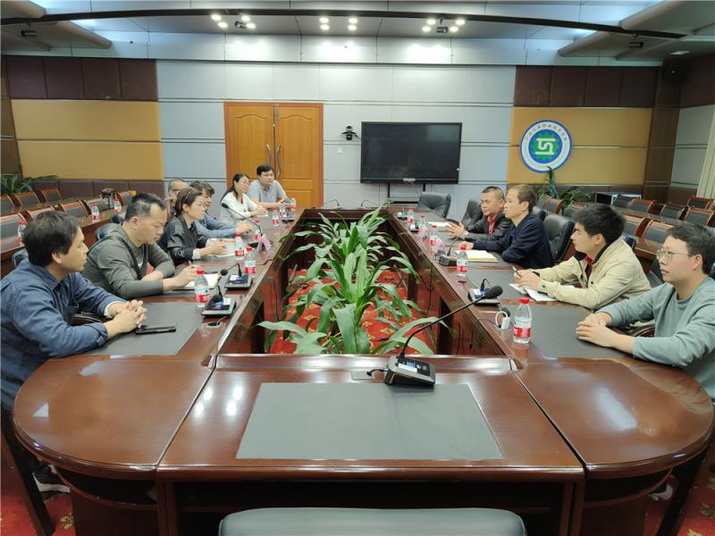 1.交流座谈会现场.jpg