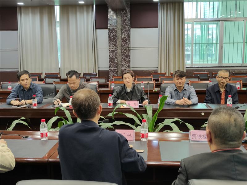 3.南职院黄慧副馆长作介绍.jpg