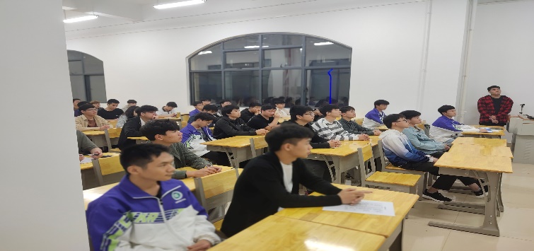 会议中，学院各易班长认真听讲.jpg