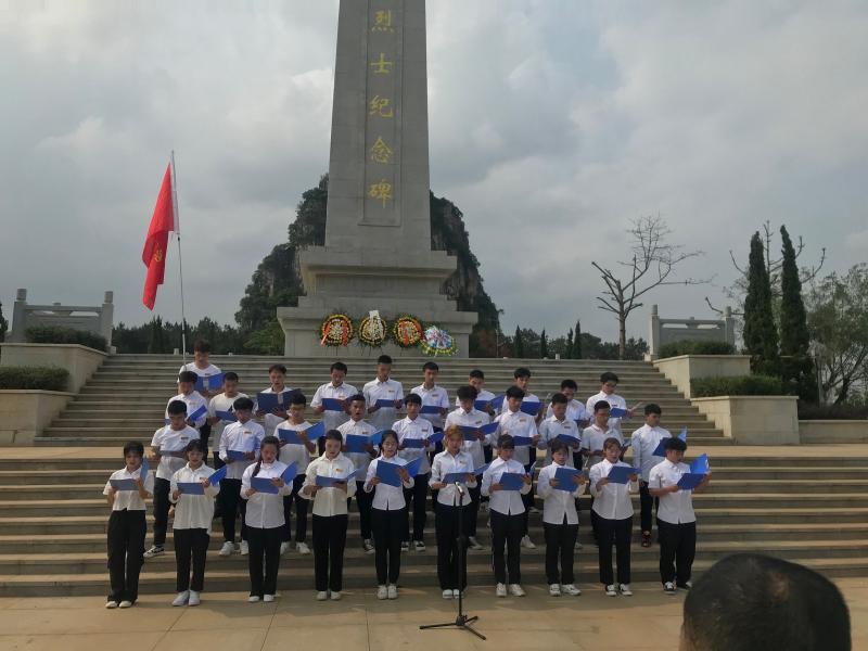 3、入党积极分子诗朗诵《站在革命烈士碑前》.jpg