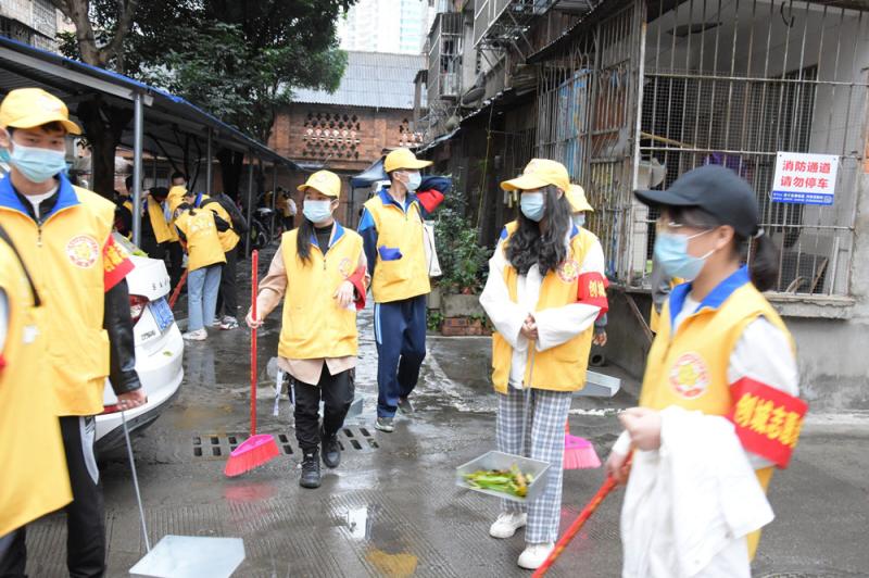 学生志愿者清洁小区.jpg