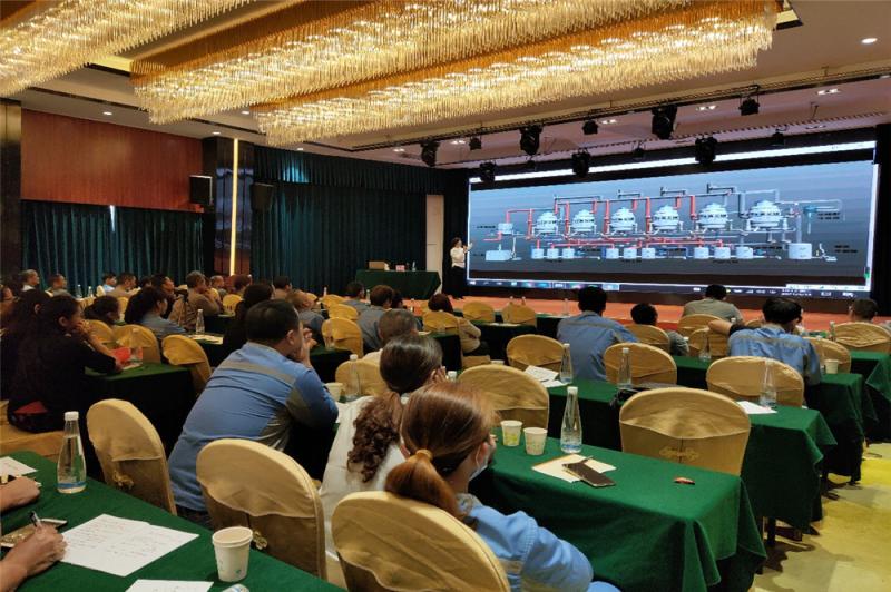 何惠欢老师给学员授课.jpg