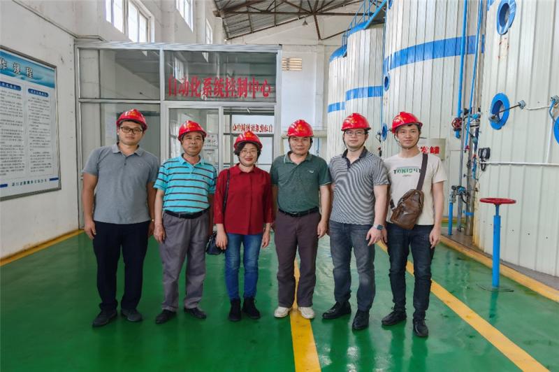 参观精糖生产车间.jpg