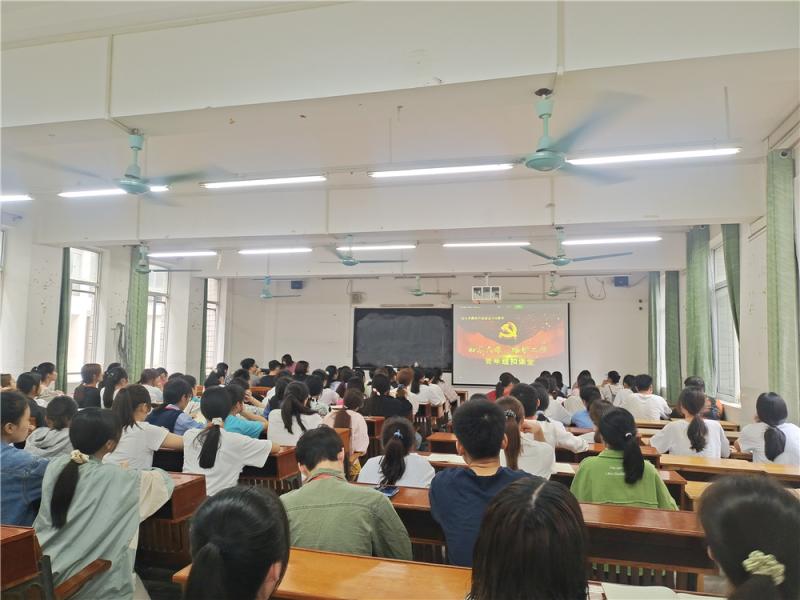 青年团员观看视频《新青年·习党史》.jpg