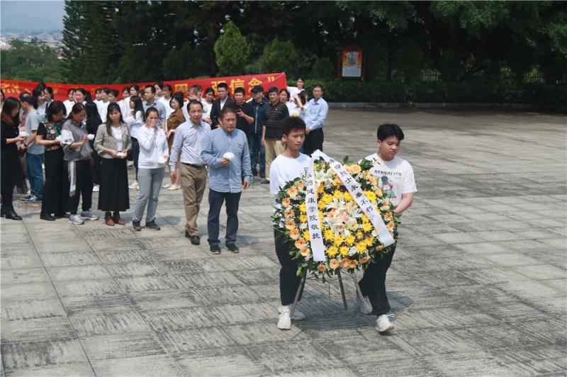 敬献花圈、小白花.jpg