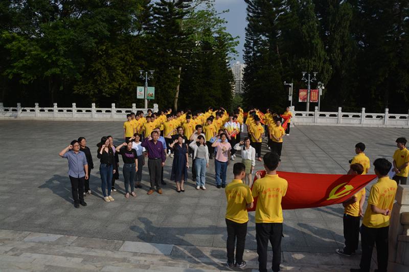 党员重温入党誓词(小尺寸).jpg