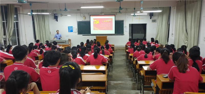 同学们认真听课.jpg