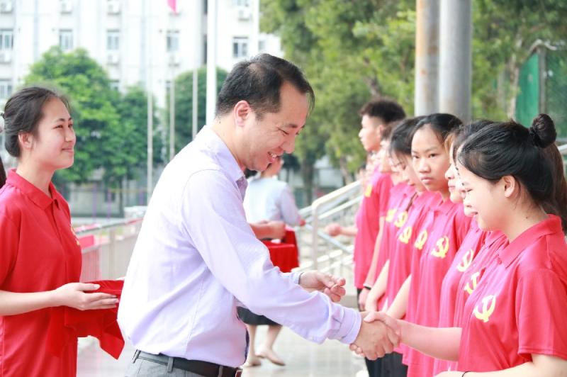 支部书记刘昶为入党积极分子授牌.jpg