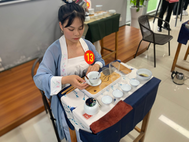 参赛选手认真准备.png