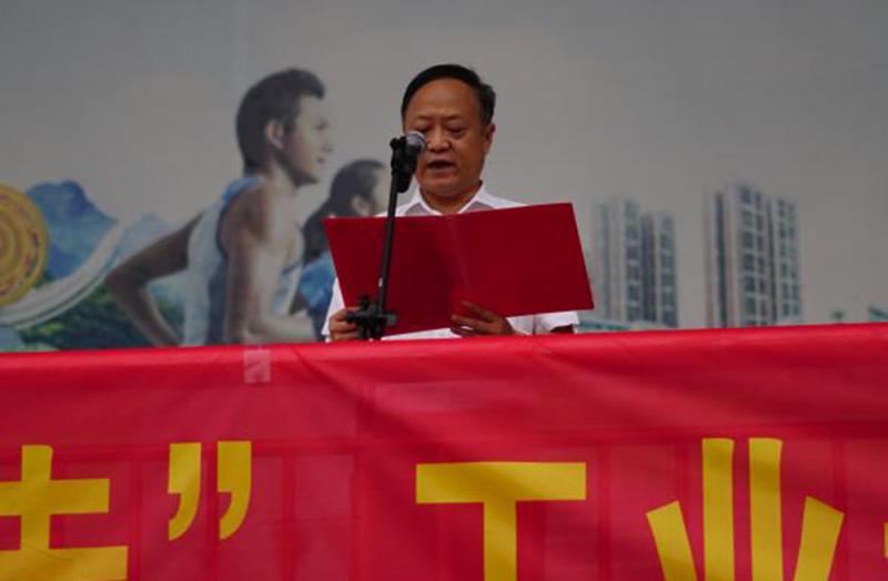 3-尹副校长作国旗下的讲话.jpg