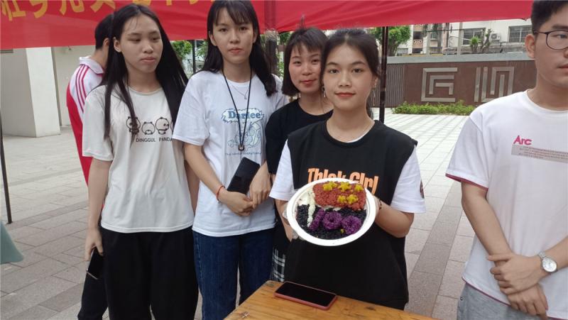 学生作品红旗飘扬.jpg