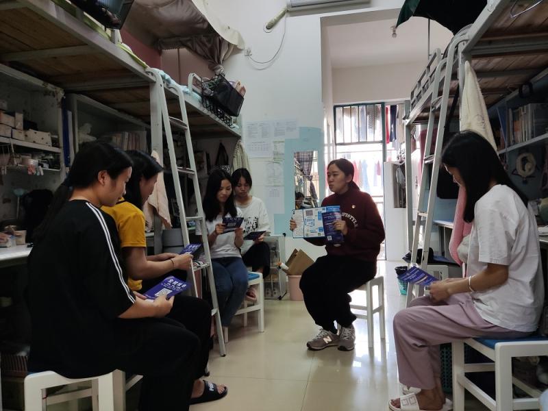 参加活动党员教师在宿舍内宣讲2.jpg
