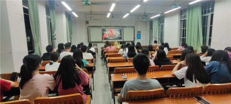 同学们观看党史学习教育视频.jpg