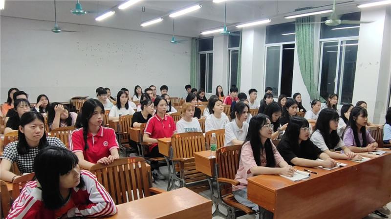 同学们认真学习.jpg