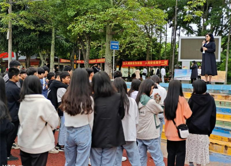 学院党总支书记在平南县中等职业技术学校进行宣讲.jpg