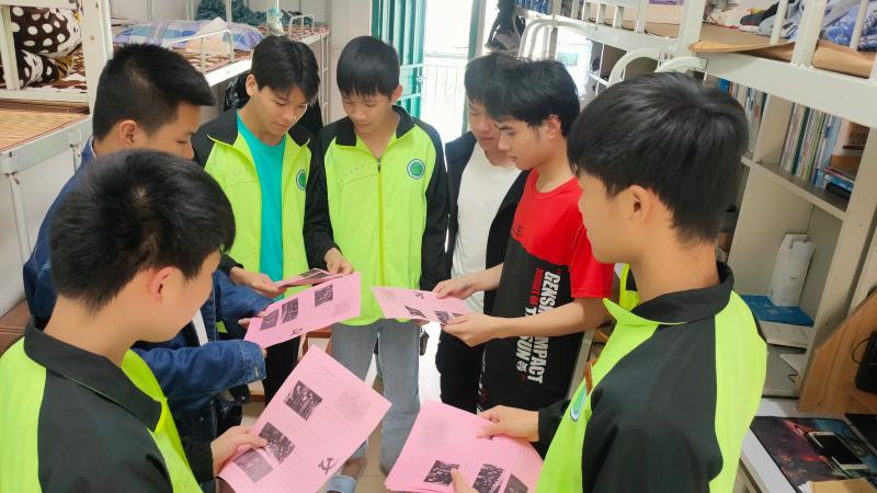 同学们在认真学习中.jpg