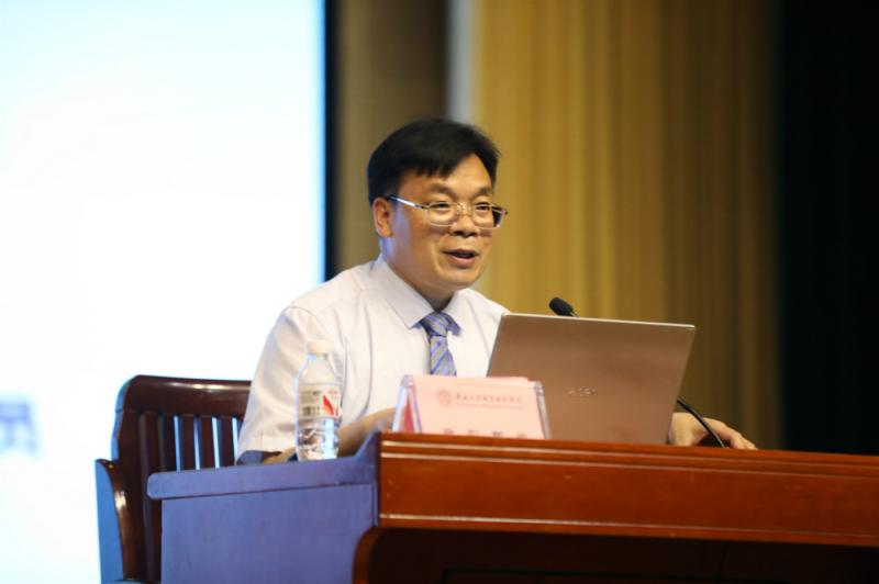 欧阳辉纯教授在讲课（小图）.jpg
