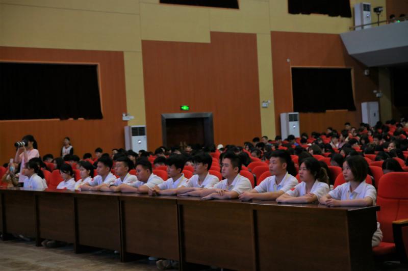 学生们认真聆听(小图）.jpg