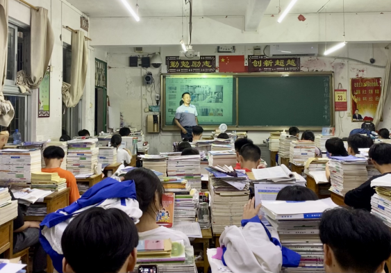 余俊华老师和学生面对面交流.png