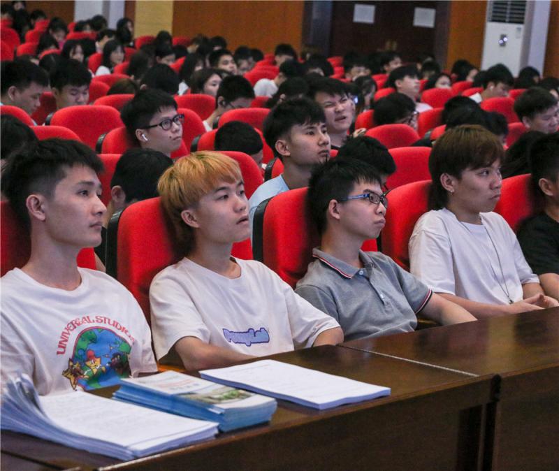 3.同学们认真听课.jpg