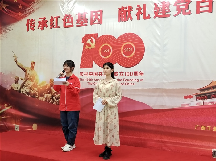 学生朗读谭寿林烈士写的歌谣.jpg