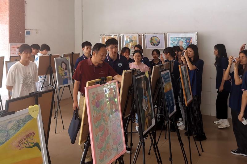 尹子云副校长到工业设计学院深入联系班级参加主题画展班会活动