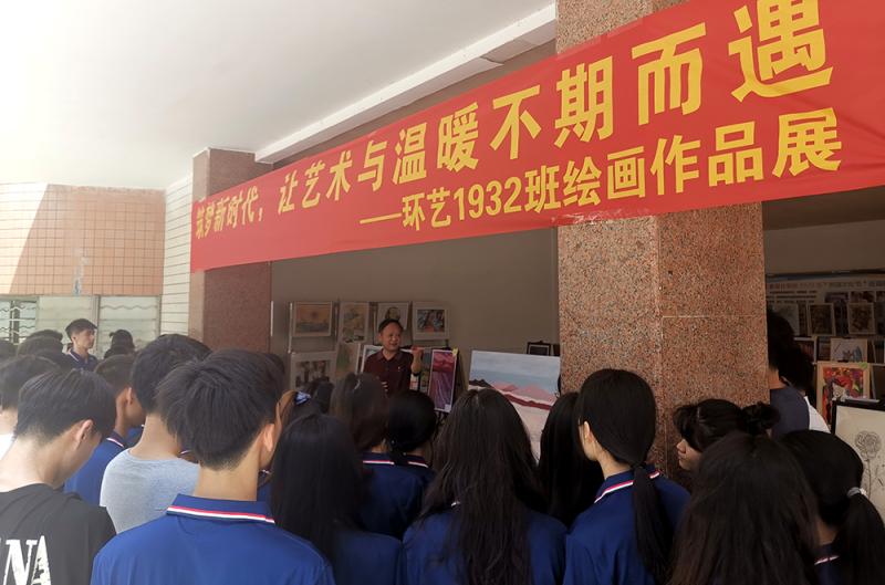 2-尹副校长与环艺1932班同学们深入交流.jpg