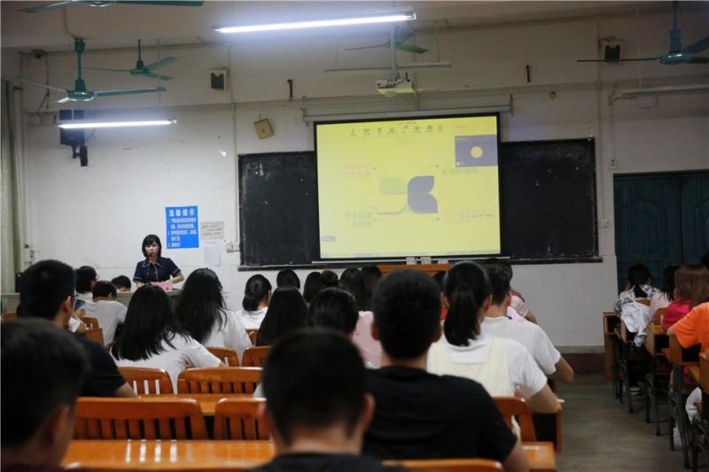 校团委副书记刘思雅老师作《社团安全隐患与风险防控》专题培训.jpg