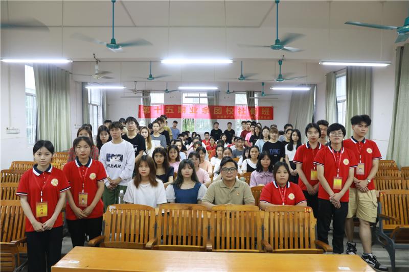 国旗班指导老师卢胤授课.jpg