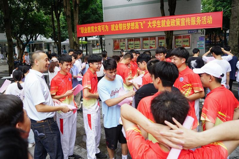 党员同志现场发放政策宣传资料.jpg