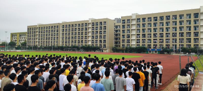 师生行注目礼.jpg