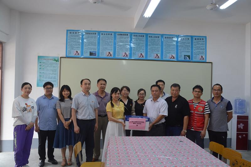 给五弄小学赠送六一慰问品（小尺寸）.jpg