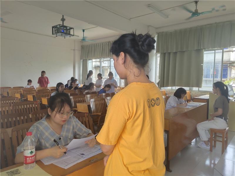 企业人员正在面试.jpg