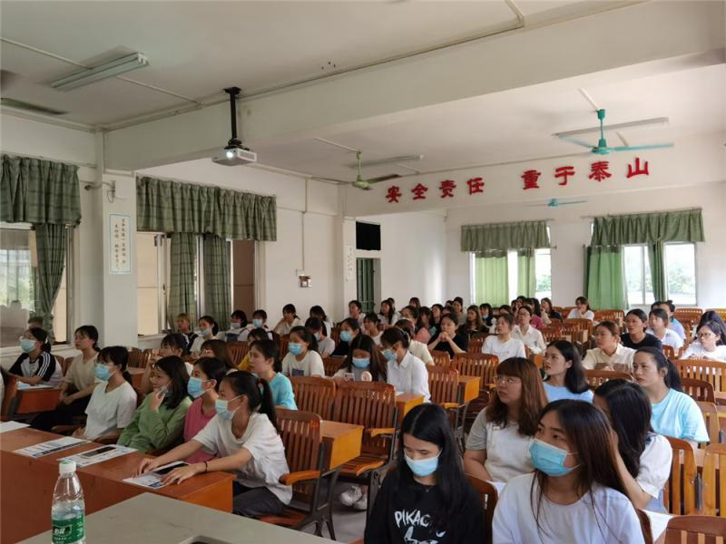 同学们参加宣讲.jpg
