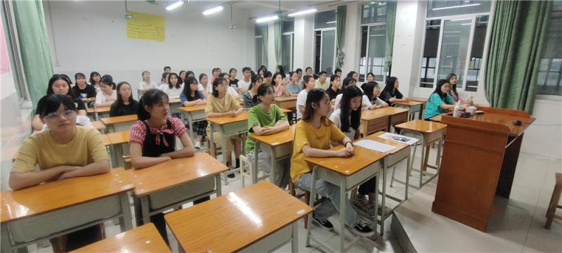 同学们认真听讲.jpg