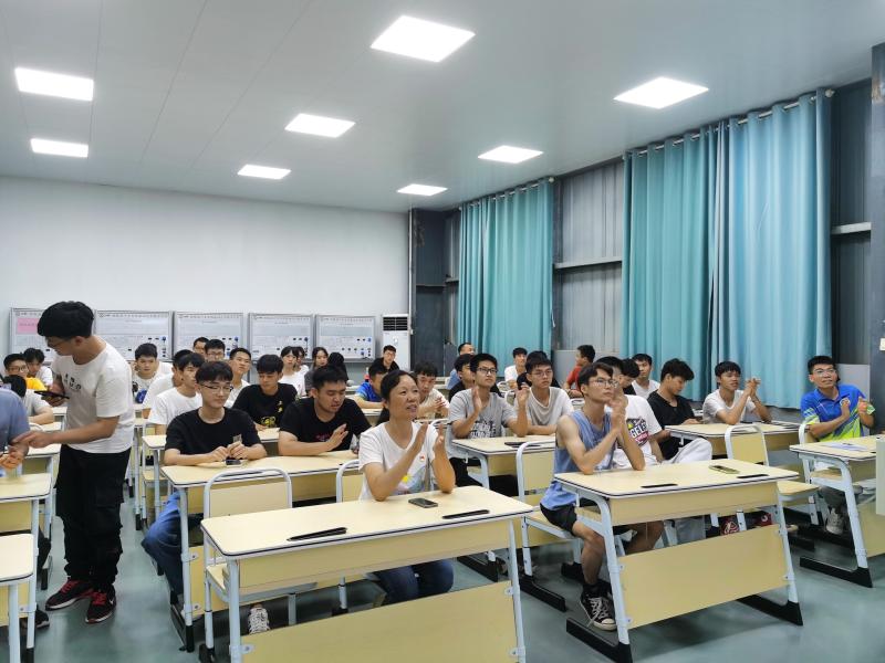 蒋玉秀院长参加学生班级活动.jpg