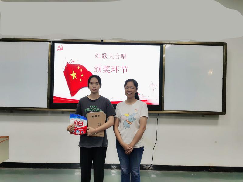 蒋玉秀院长给学颁发纪念活动纪念品.jpg