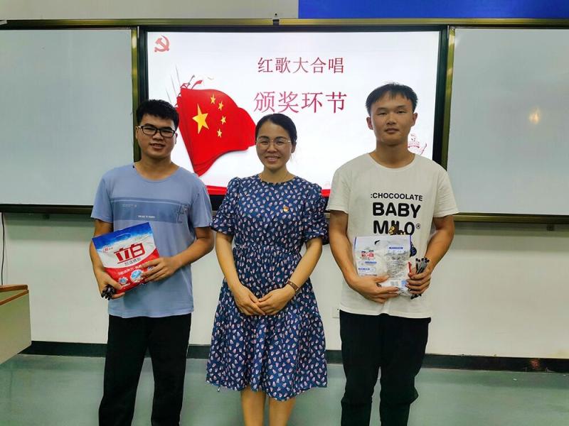 党员韦英琴老师给学生颁发活动纪念品.jpg