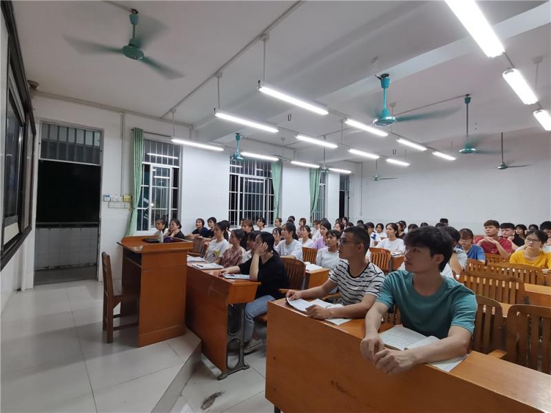 同学们认真观看视频.jpg