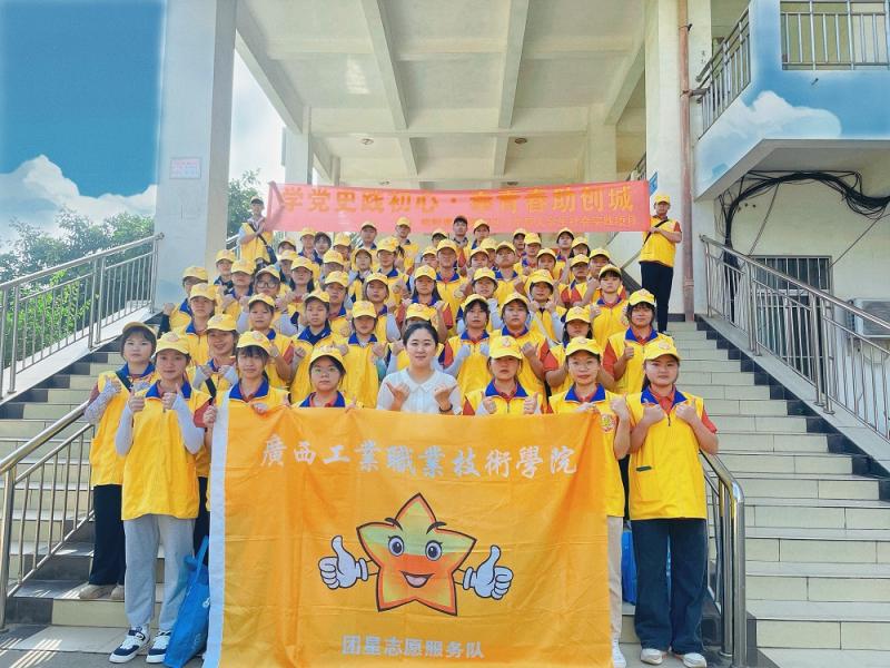 幼师教育学院社会实践队伍合影留念.jpg