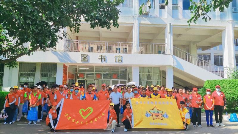 广西工业职业技术学院志愿者与贵港市青年志愿者协会志愿者合影留念.jpg
