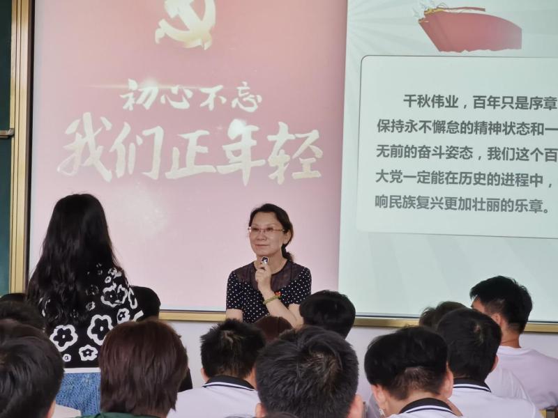王娟副校长授课.jpg
