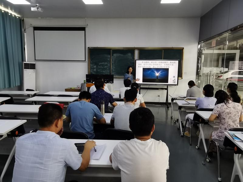 何菊华老师做专题培训.jpg