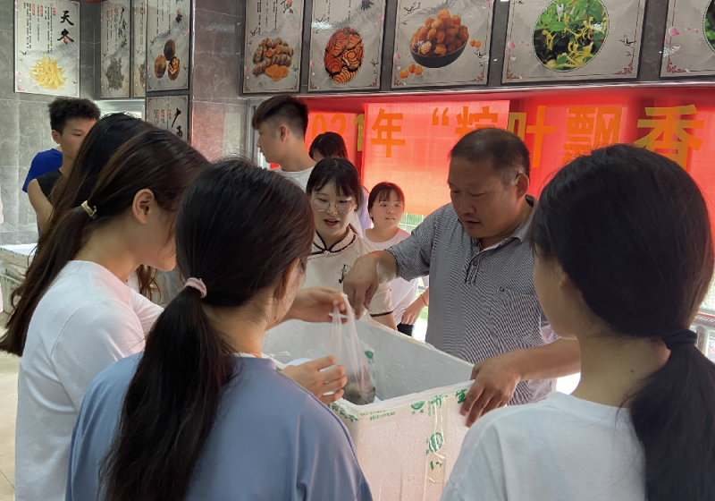关革强书记为学生分发粽子.png