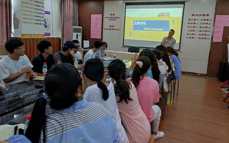 3-甘汉杰学长与同学们交流.jpg