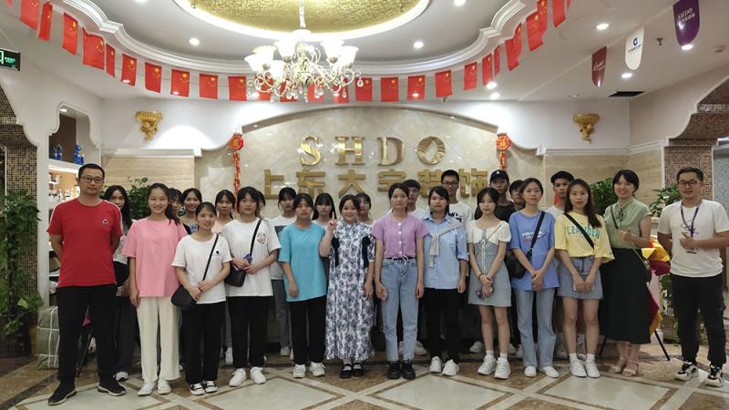 1-公司前台集体合照.jpg